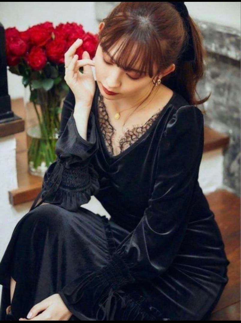 ワンピース Herlipto Lux Velour Lace Midi Dress