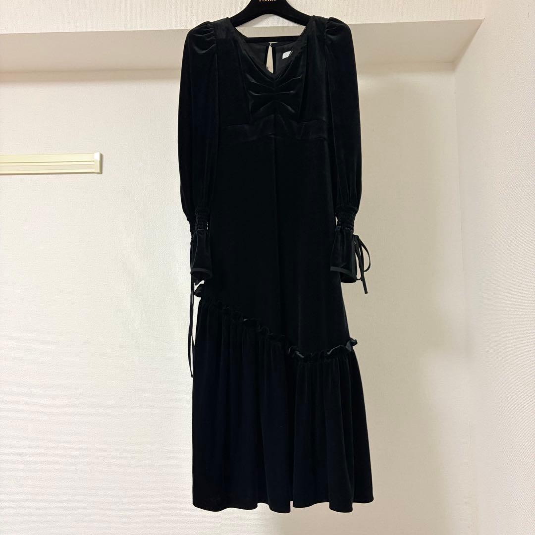 ワンピース Herlipto Lux Velour Lace Midi Dress
