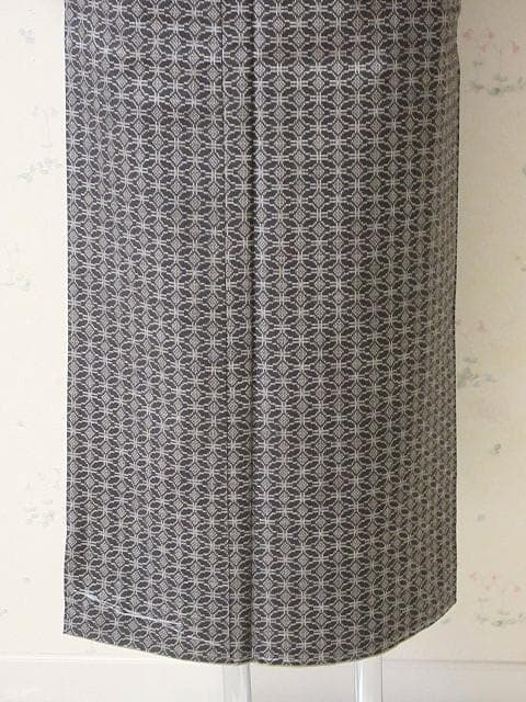 本場泥大島紬証明書：美品：七宝つなぎ模様：こげ茶：袷着物：しつけ糸：P33