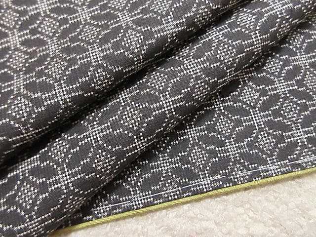 本場泥大島紬証明書：美品：七宝つなぎ模様：こげ茶：袷着物：しつけ糸：P33