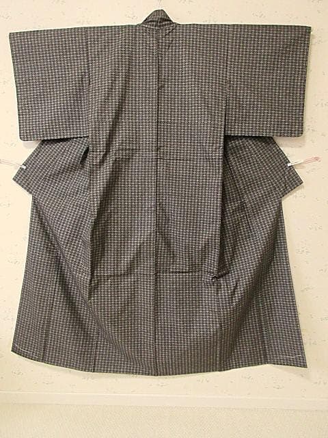 本場泥大島紬証明書：美品：七宝つなぎ模様：こげ茶：袷着物：しつけ糸：P33