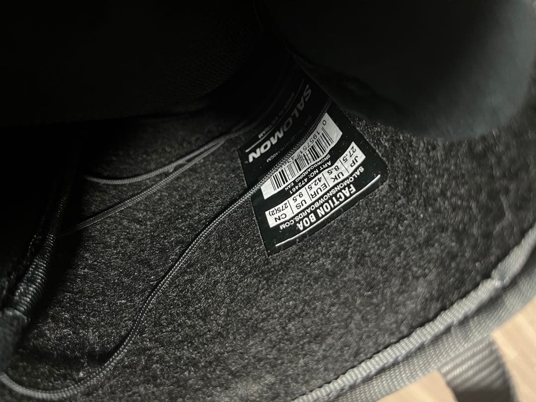 サロモン(SALOMON)ブーツになります。