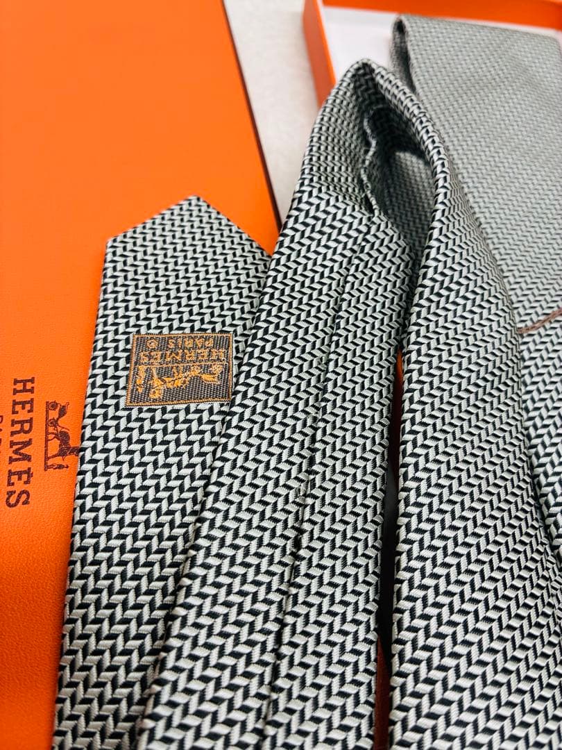 新品 エルメス HERMES ネクタイ 銀シルバー　シルクジャガード 結婚式など