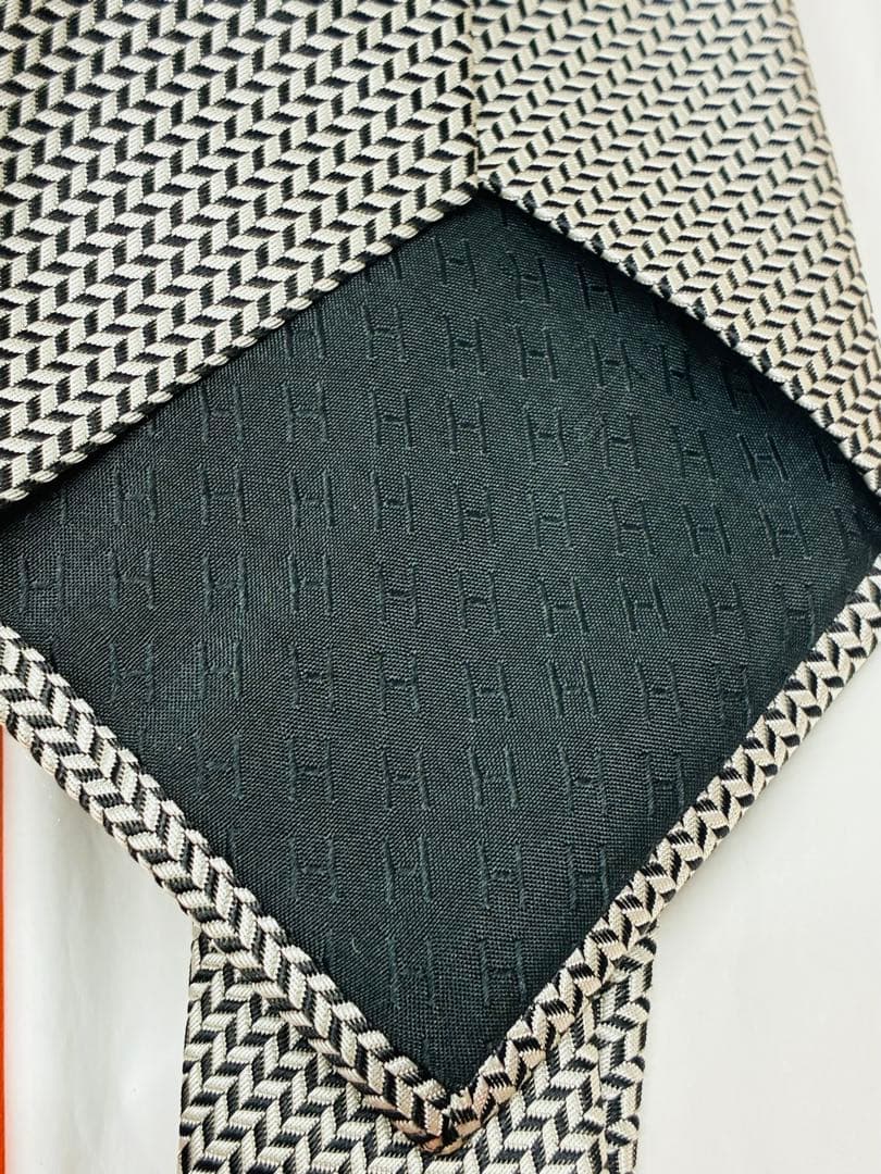 新品 エルメス HERMES ネクタイ 銀シルバー　シルクジャガード 結婚式など