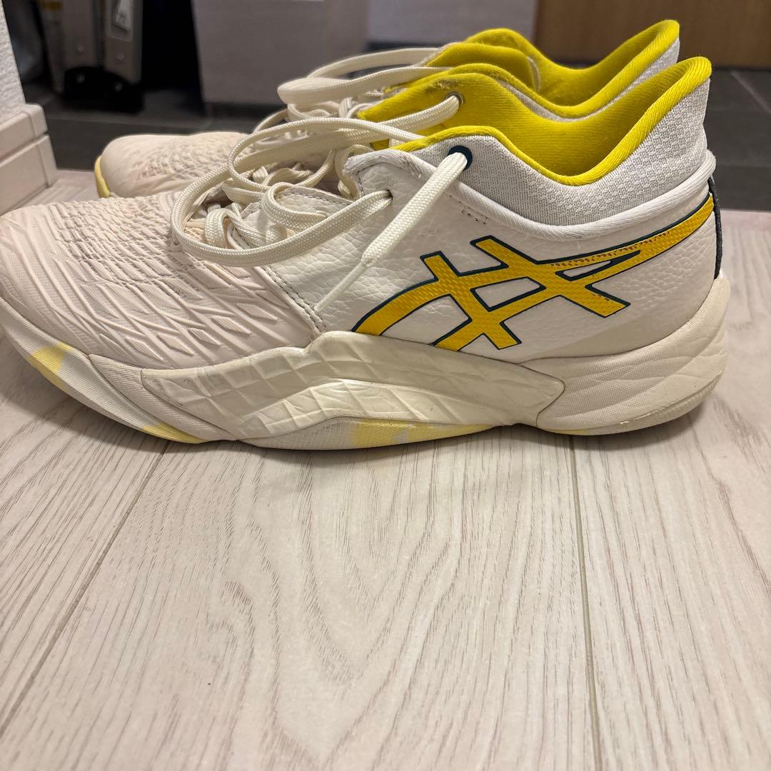 ASICS バスケットボールシューズ ホワイト/イエロー