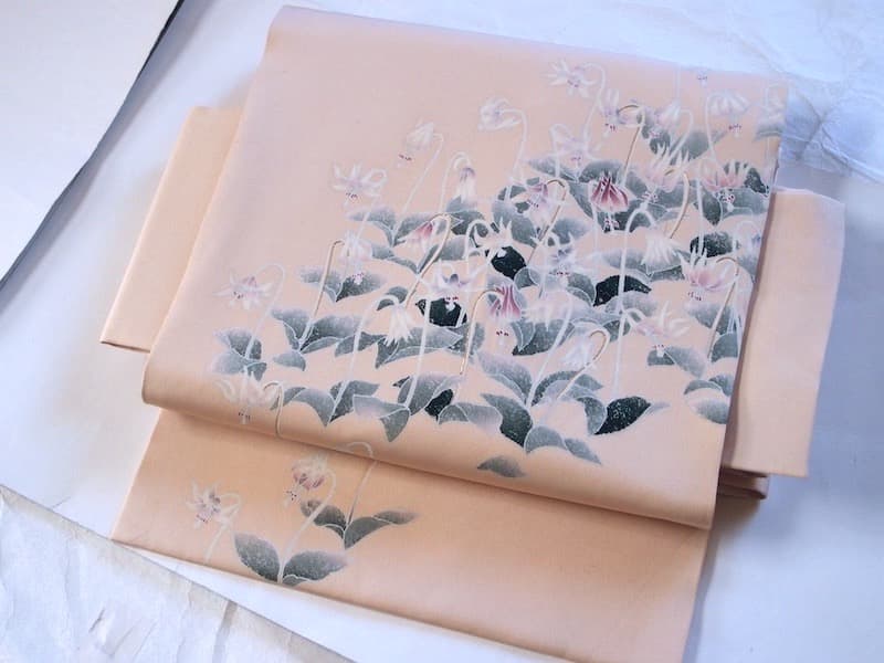 おまとめ専用　塩瀬名古屋帯（カタクリの花）刺繍入　長392 正絹