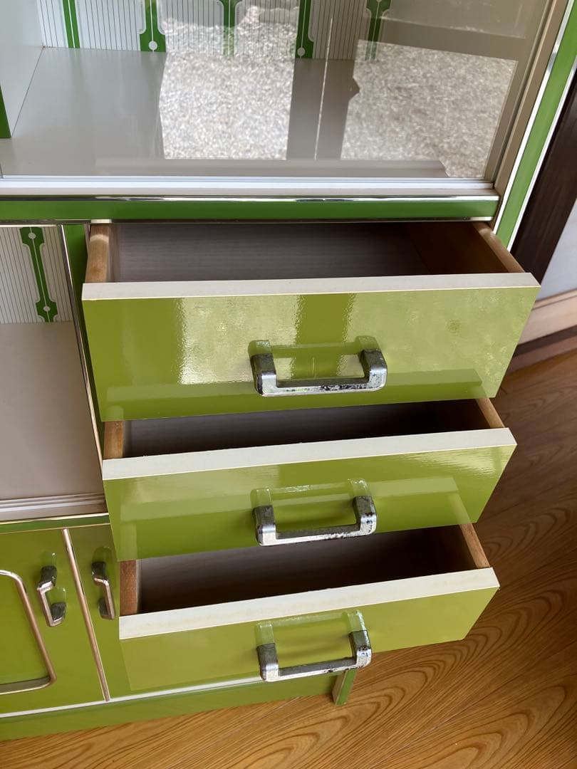昭和レトロポップ　緑色 食器棚 ガラス棚付き