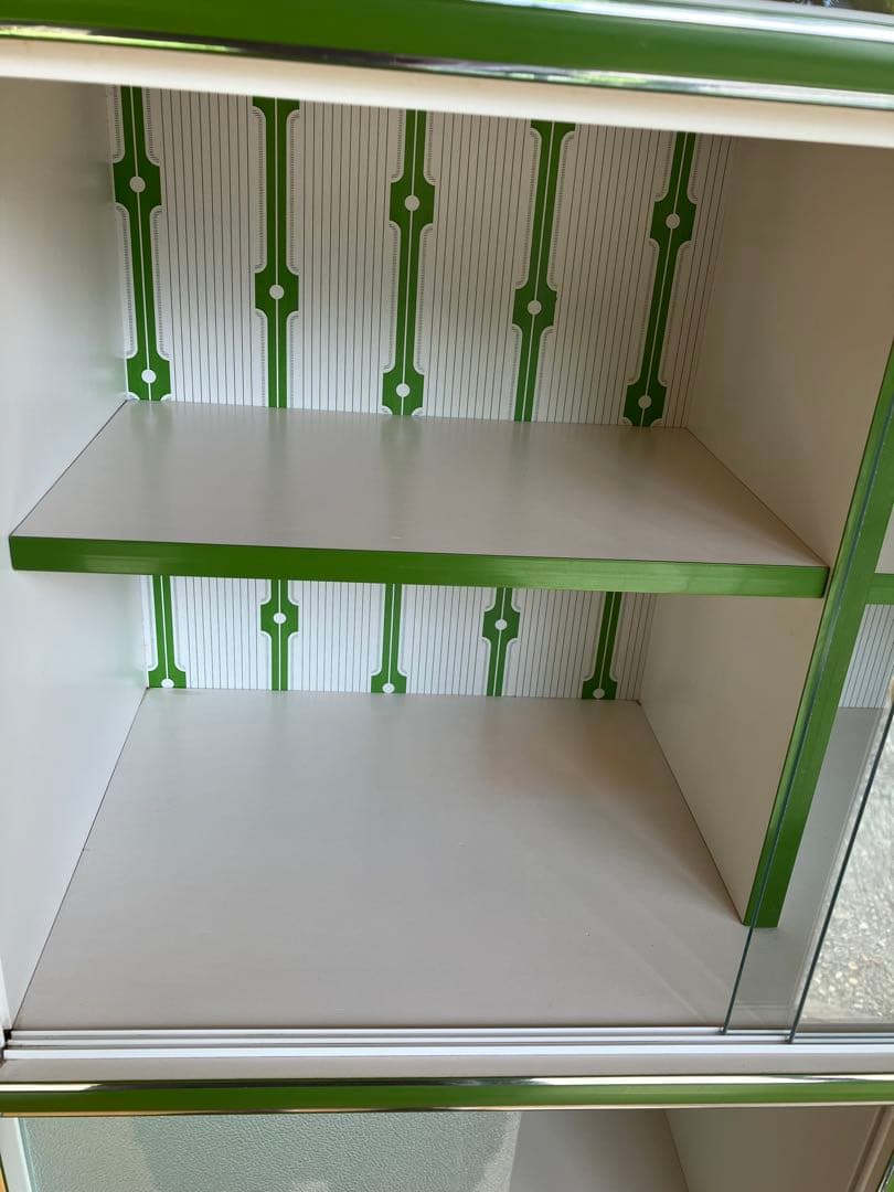 昭和レトロポップ　緑色 食器棚 ガラス棚付き