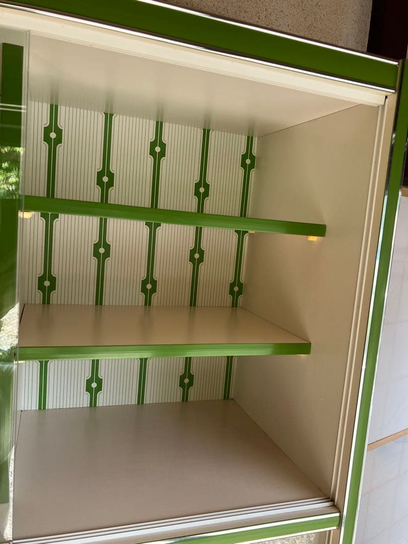 昭和レトロポップ　緑色 食器棚 ガラス棚付き