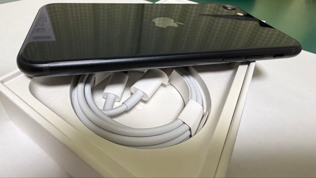 【美品】iPhoneSE（第３世代） 64GB