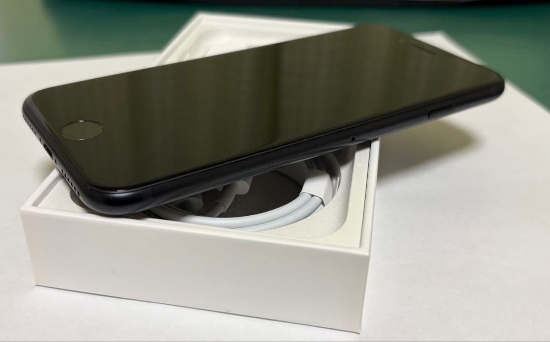 【美品】iPhoneSE（第３世代） 64GB