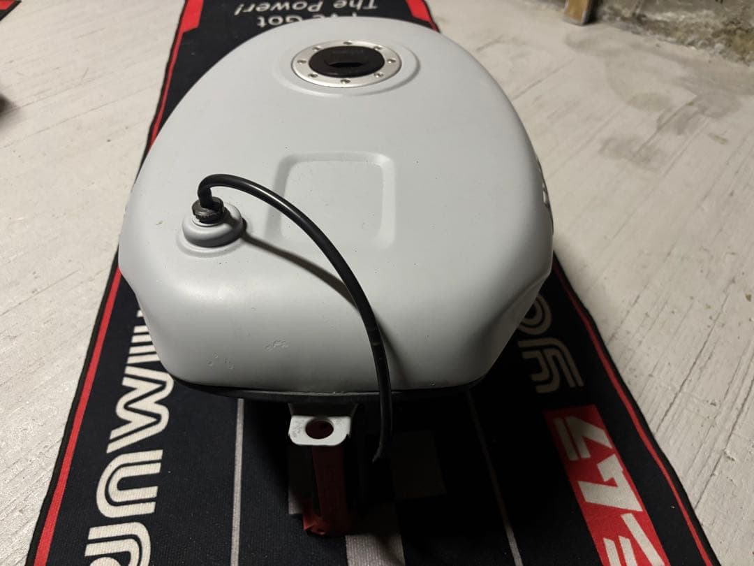 送料込 SUZUKI GSX-R400R GK76A ガソリンタンク スズキ