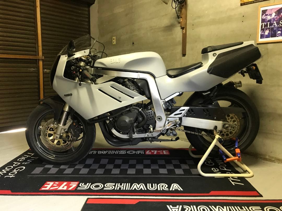 送料込 SUZUKI GSX-R400R GK76A ガソリンタンク スズキ