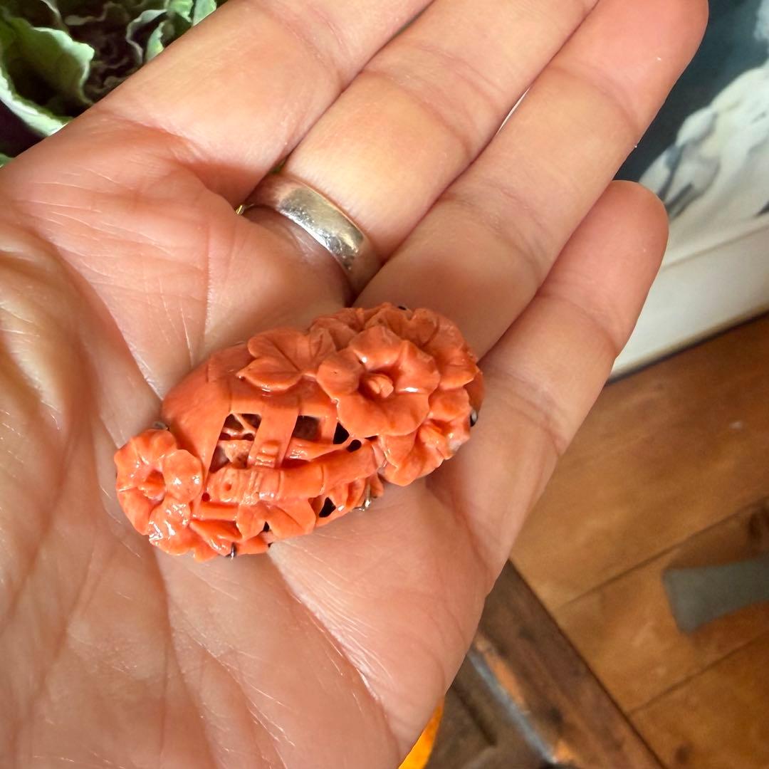 アンティーク珊瑚帯留　花籠　美しい彫り　台は合金