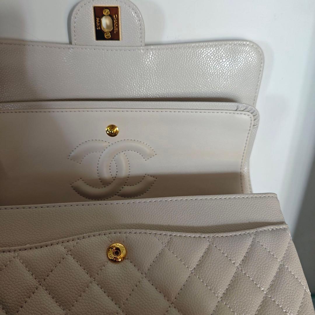 ホワイトのキルティングレザーにゴールドチェーンのショルダーバッグ