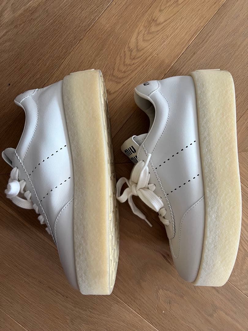 miumiuレザースニーカー厚底