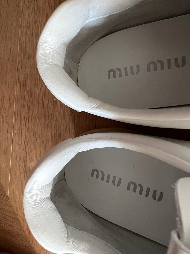 miumiuレザースニーカー厚底