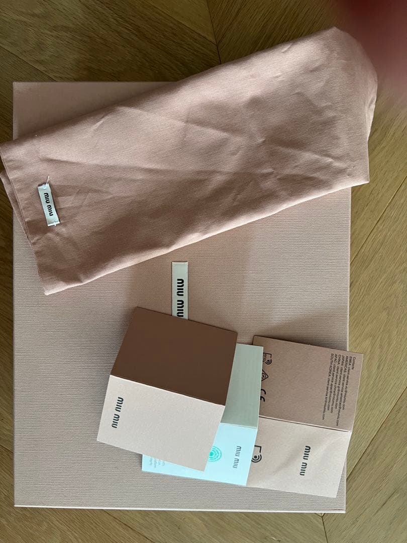 miumiuレザースニーカー厚底