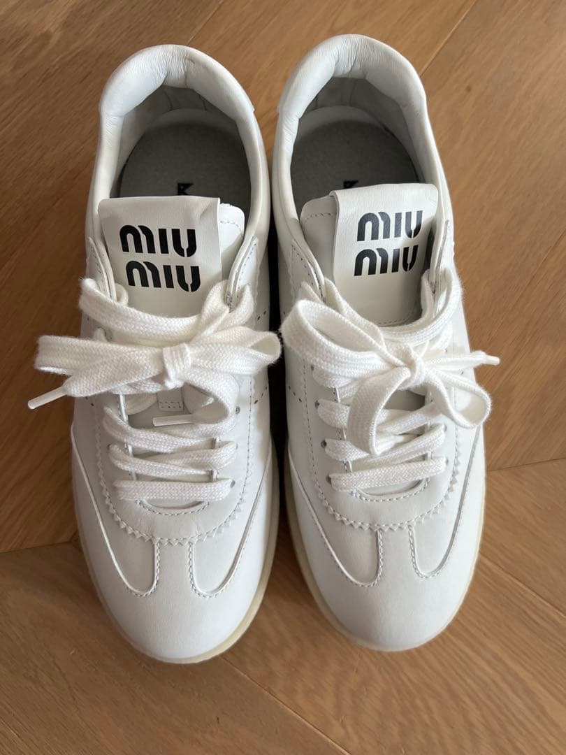 miumiuレザースニーカー厚底