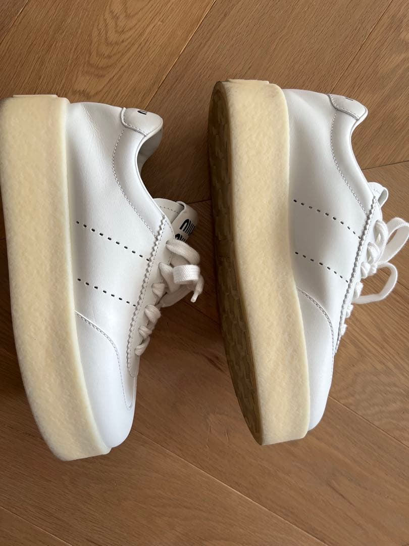 miumiuレザースニーカー厚底