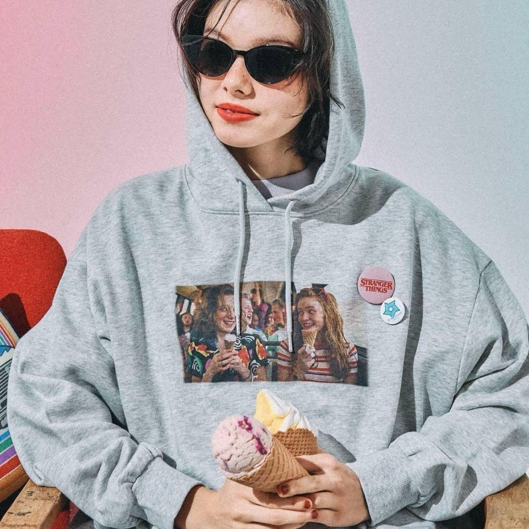 ✧【STRANGER THINGS】コラボ 缶バッチ付きパーカー Mサイズ