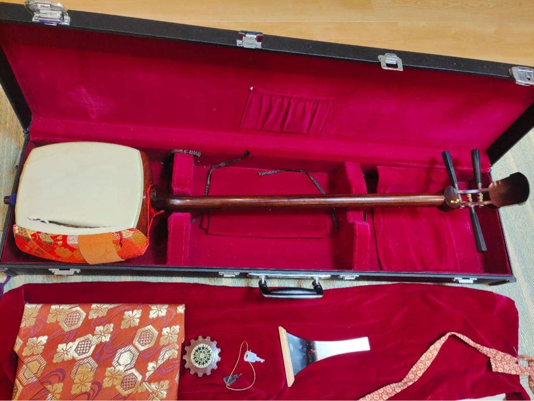 三味線　和楽器　ハードケース付　バチ　紅木紫檀製　現状品　年代物　楽器