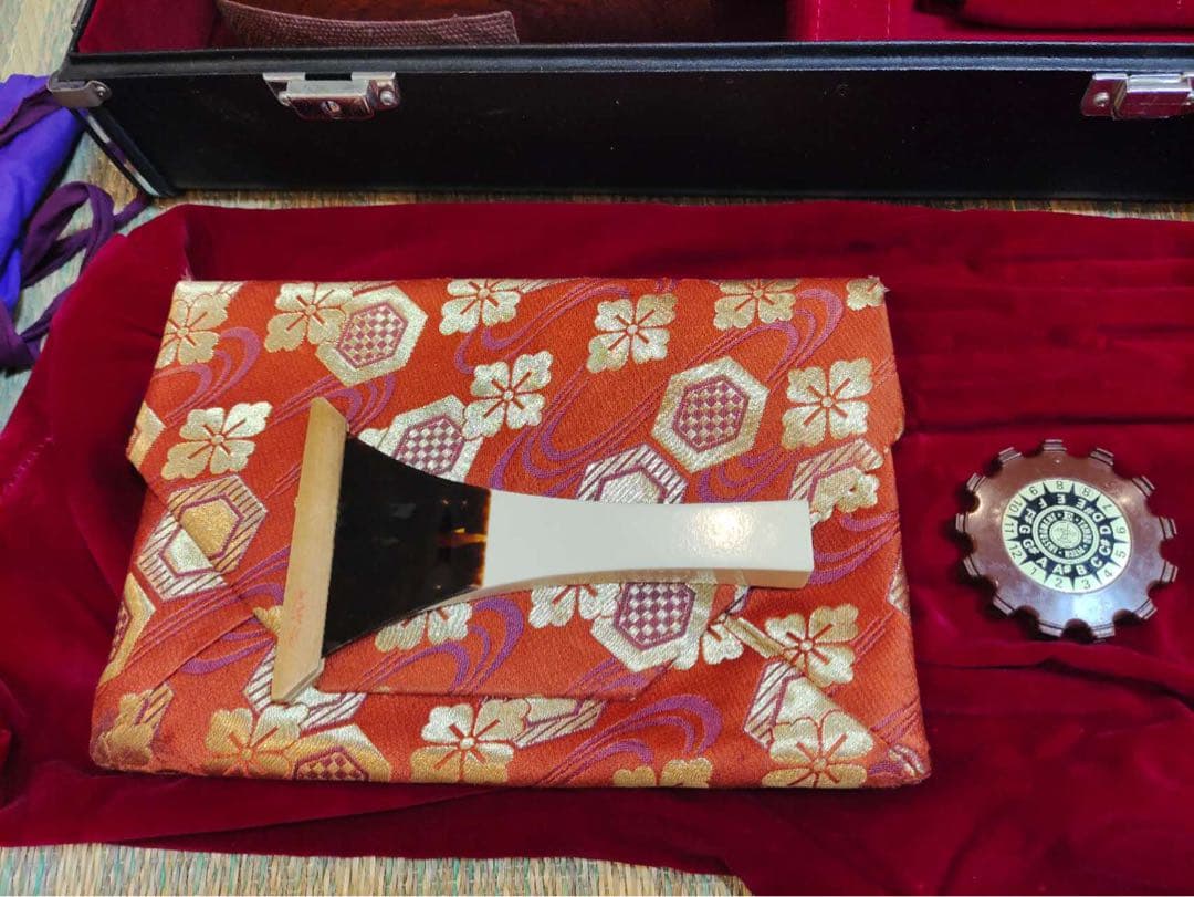 三味線　和楽器　ハードケース付　バチ　紅木紫檀製　現状品　年代物　楽器