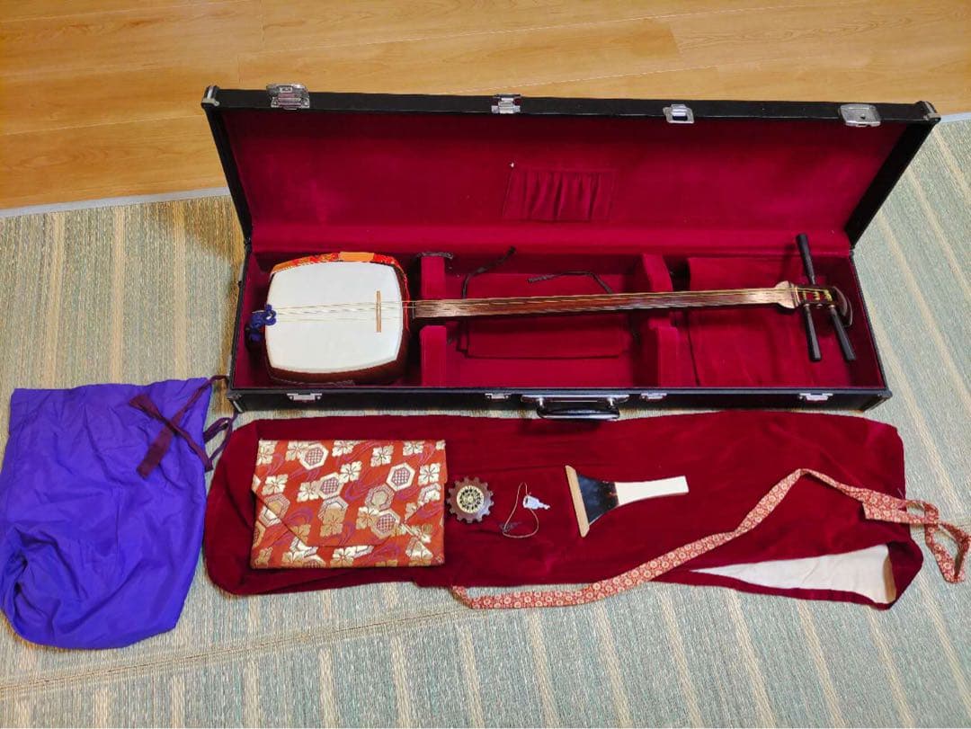 三味線　和楽器　ハードケース付　バチ　紅木紫檀製　現状品　年代物　楽器