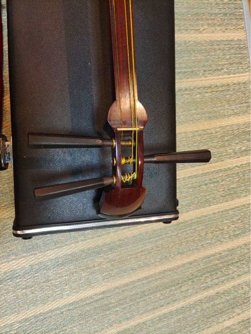 三味線　和楽器　ハードケース付　バチ　紅木紫檀製　現状品　年代物　楽器