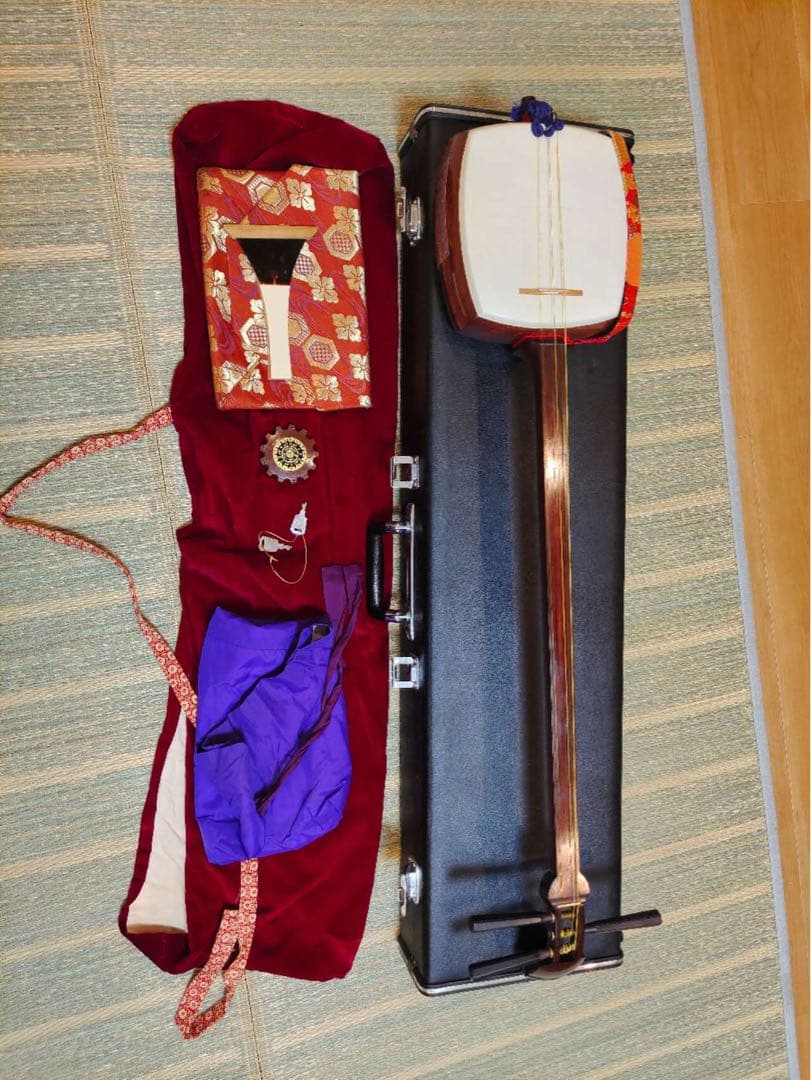 三味線　和楽器　ハードケース付　バチ　紅木紫檀製　現状品　年代物　楽器