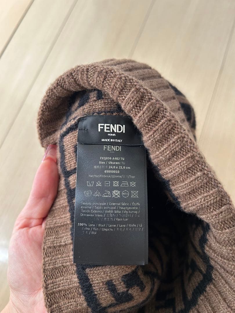 FENDI ロゴ入りニット帽 ポンポン付き