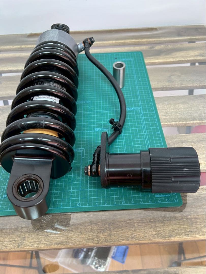 FXBR117ブレイクアウトローダウンキット組込済みの純正サスペンション