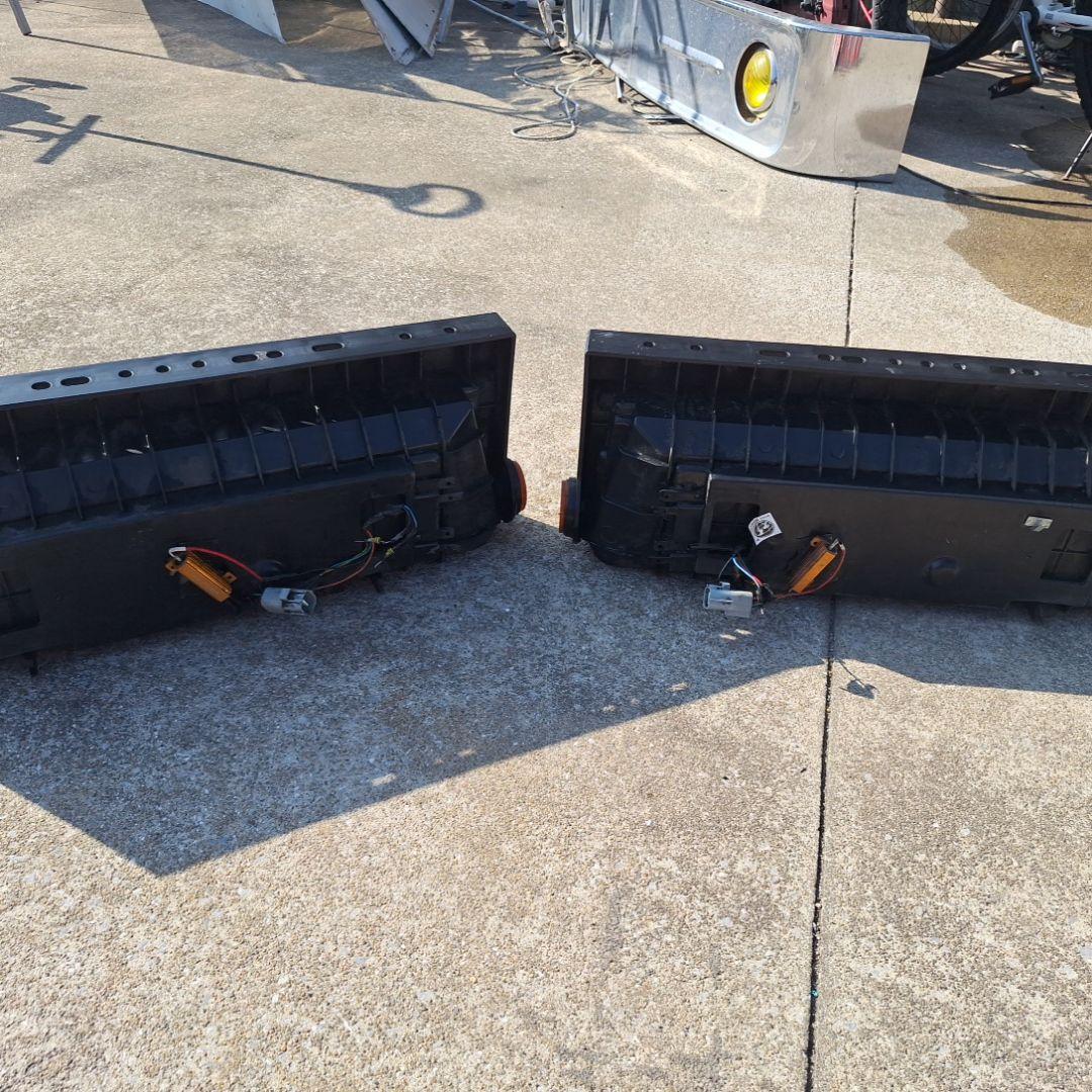 LEDテールランプ24v　　 クリア/レッド 左右セット