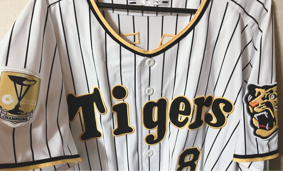 阪神タイガース　佐藤輝明優勝パッチユニXO&ミニフィギュア