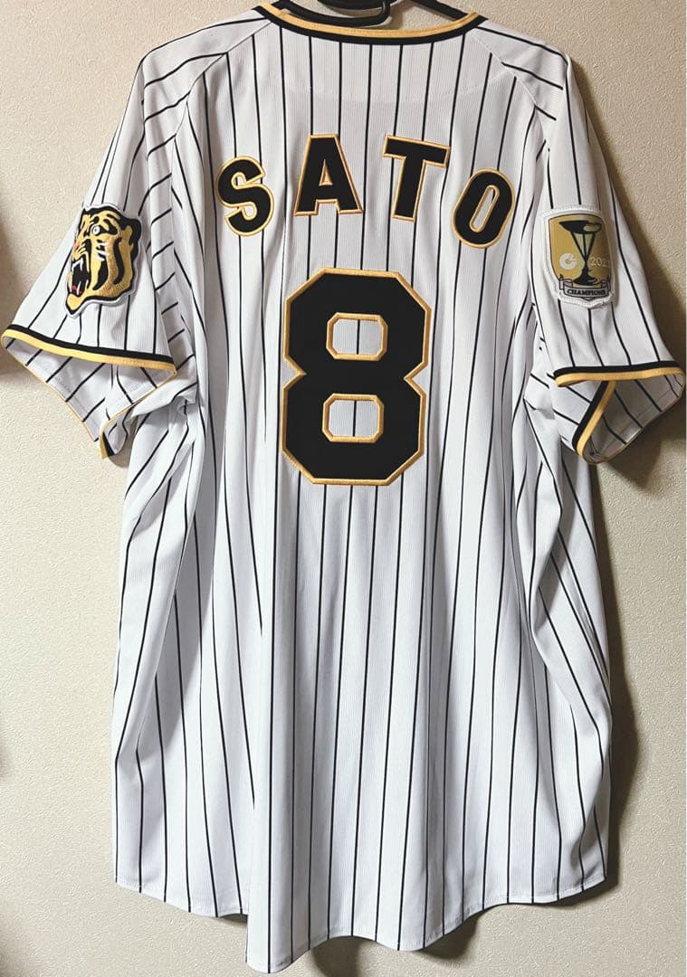 阪神タイガース　佐藤輝明優勝パッチユニXO&ミニフィギュア