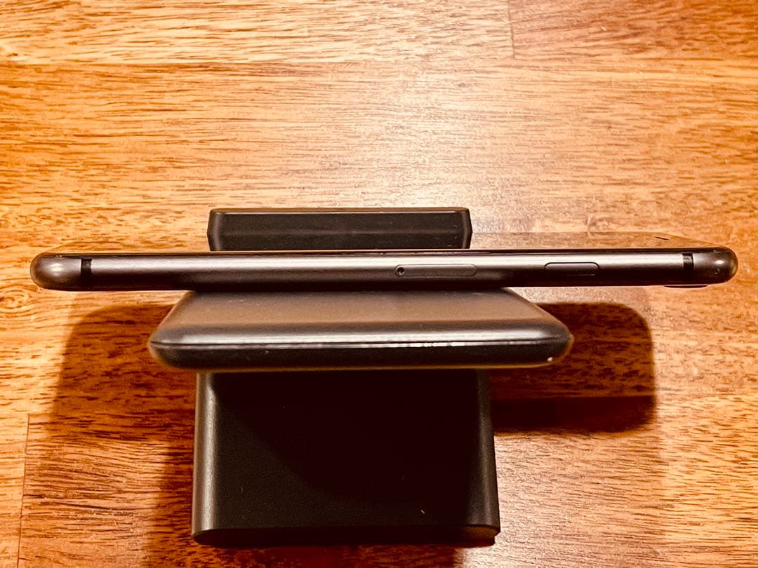 ①美品 Apple iPhone8 64GB ブラック SIMロック解除済み