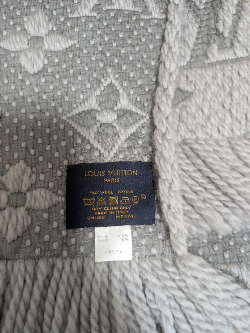 Louis Vuitton マフラー ライトグレー（値下げ可能)