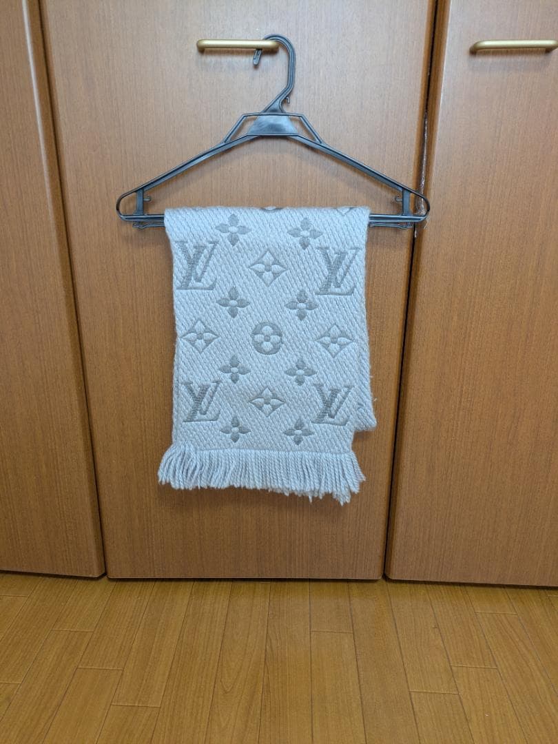 Louis Vuitton マフラー ライトグレー（値下げ可能)