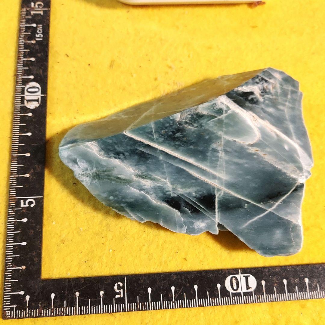 希少！独特のブルーグリーンが綺麗な グアテマラ翡翠 原石 ほぼ全面磨き 526