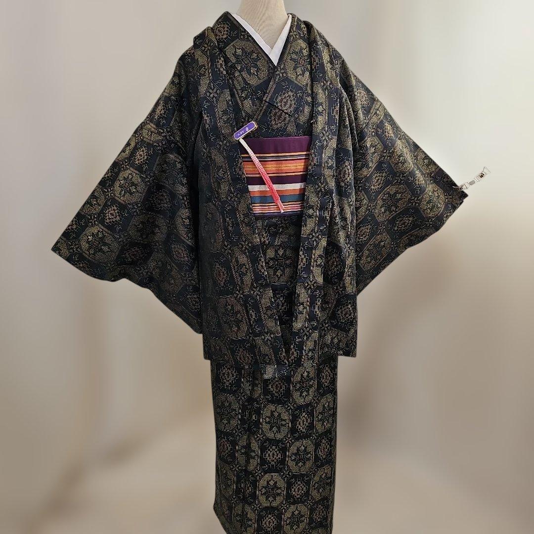 【アンサンブル着物】★幾何学模様黒地★織りの着物★羽織紐未使用★ウールの単
