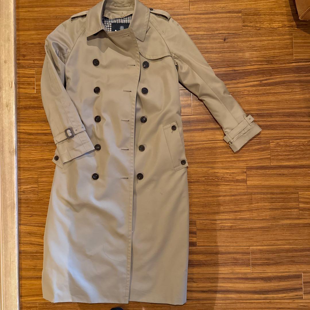 アクアスキュータム　ベージュ トレンチコート