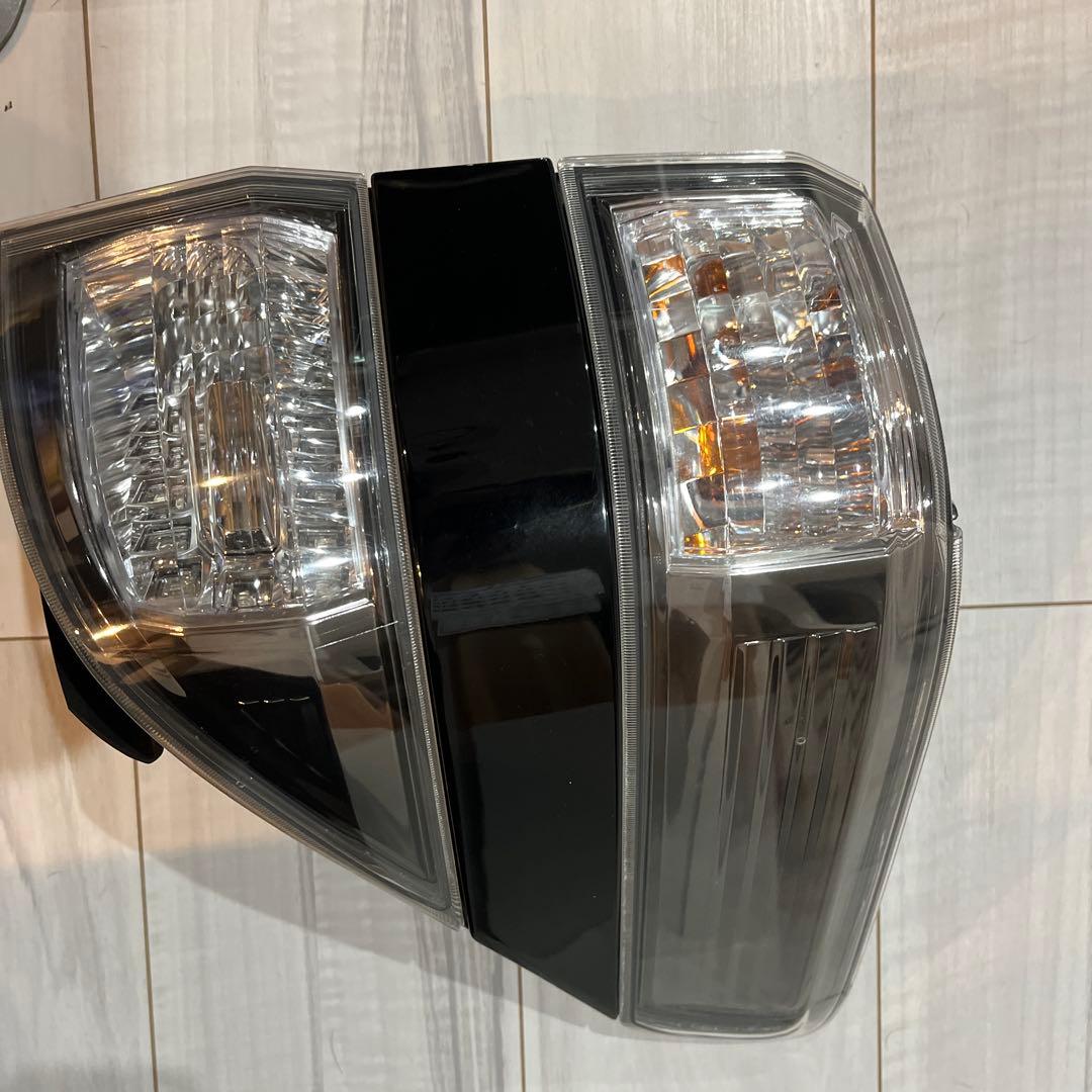 20ヴェルファイア純正前期　テールランプ