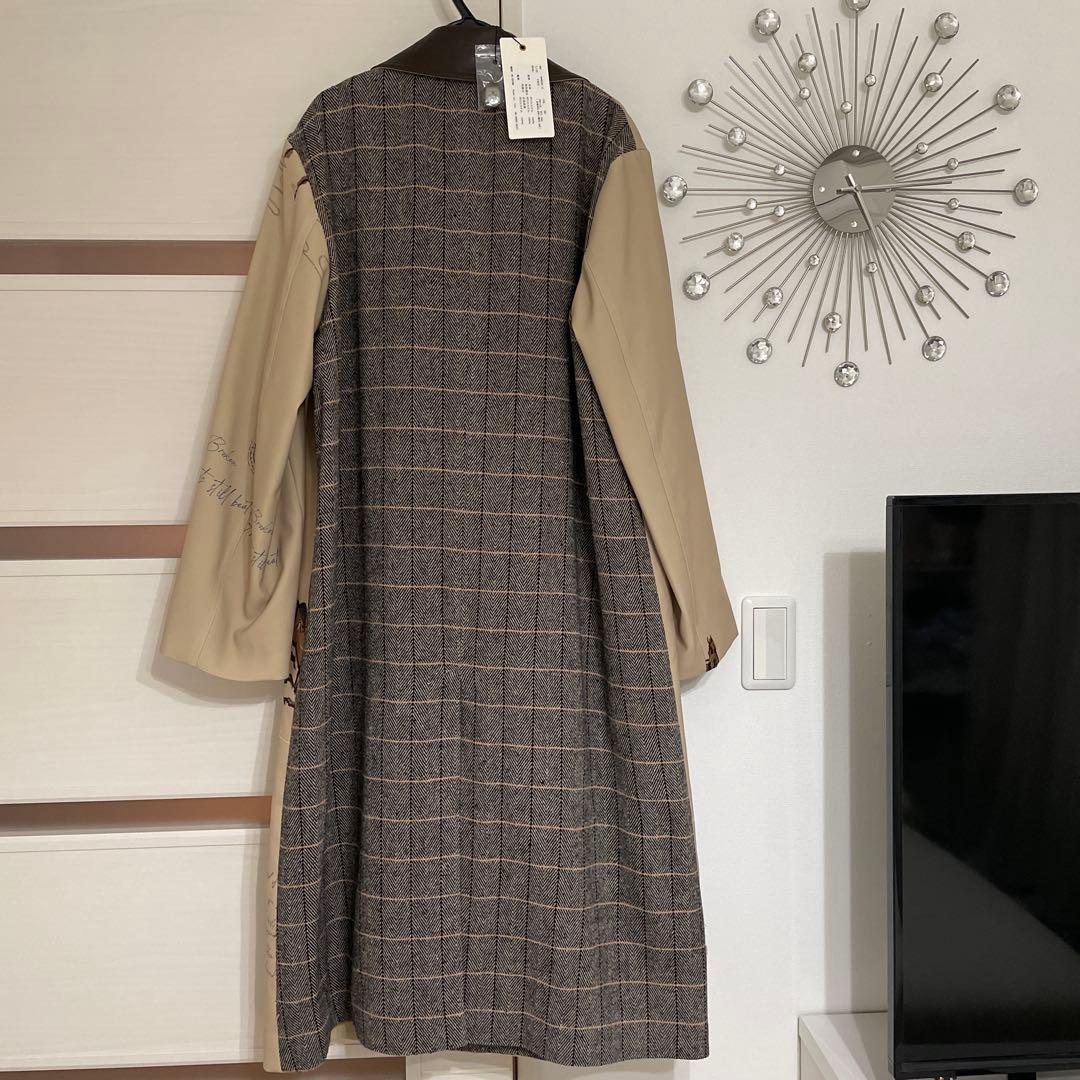 刺繍入りベージュトレンチコート