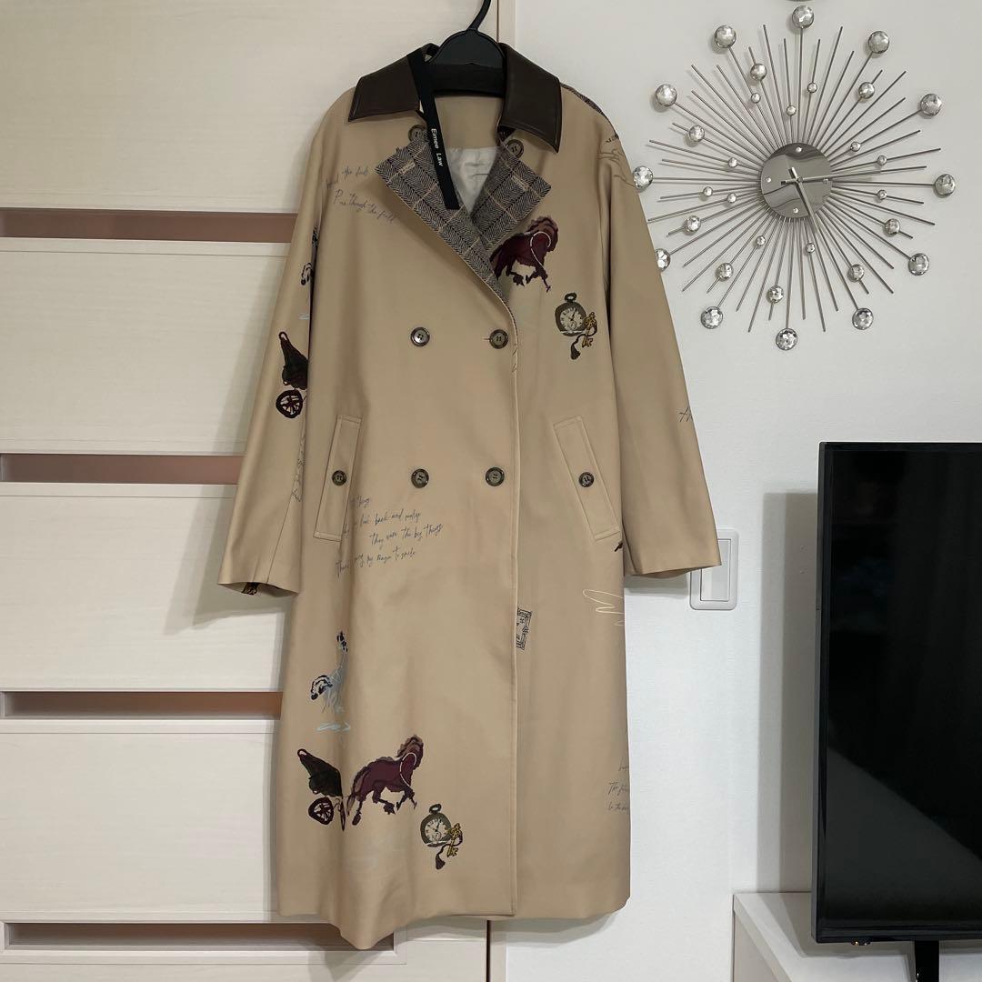 刺繍入りベージュトレンチコート