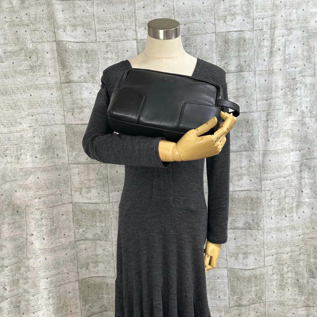 LOEWE ロエベ アナグラム型押し クラッチバッグ セカンドバッグ ブラック