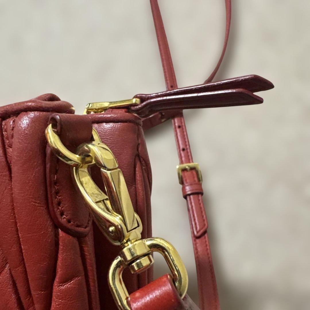 【 美品 正規品 】 miumiuマテラッセ ショルダーバッグ赤