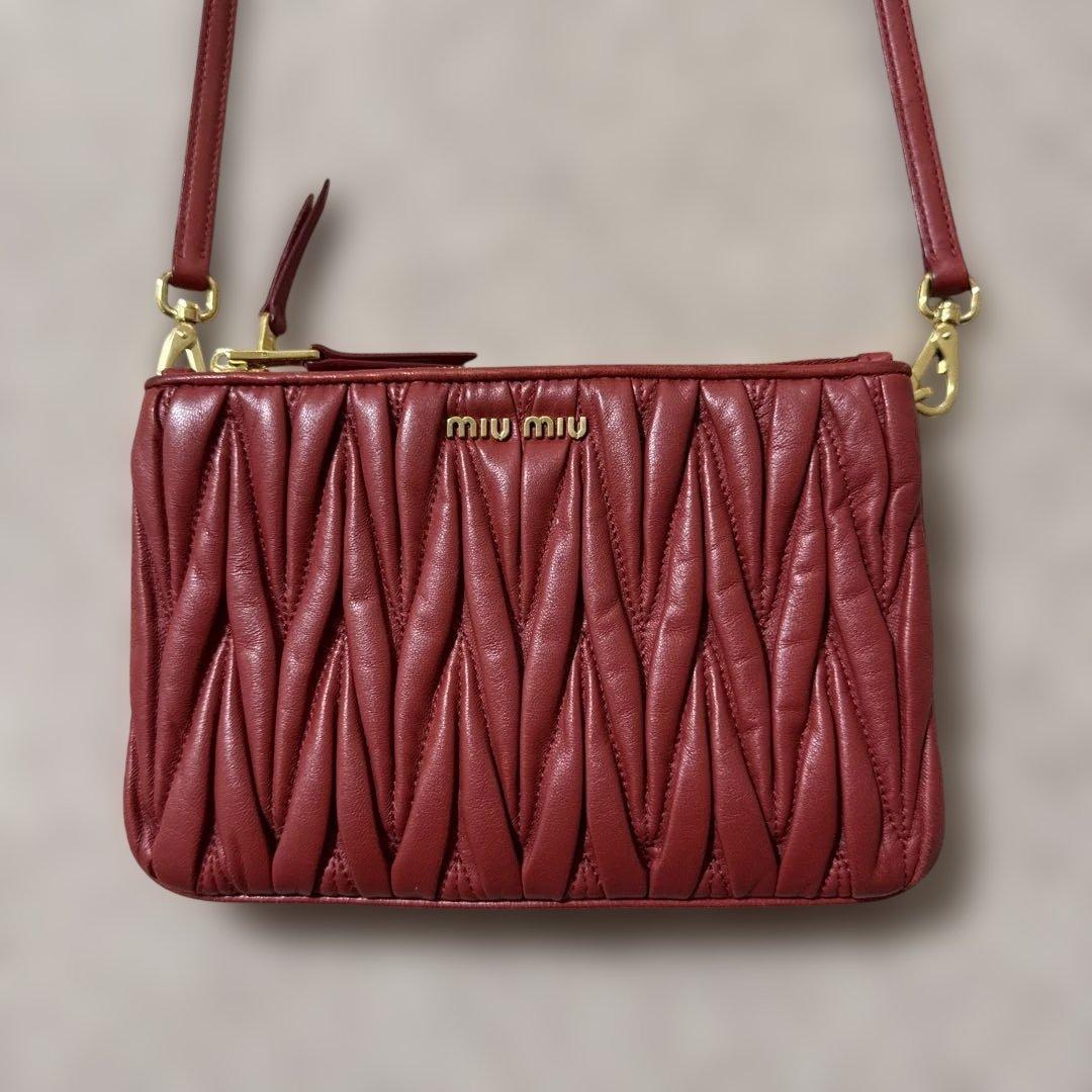 【 美品 正規品 】 miumiuマテラッセ ショルダーバッグ赤