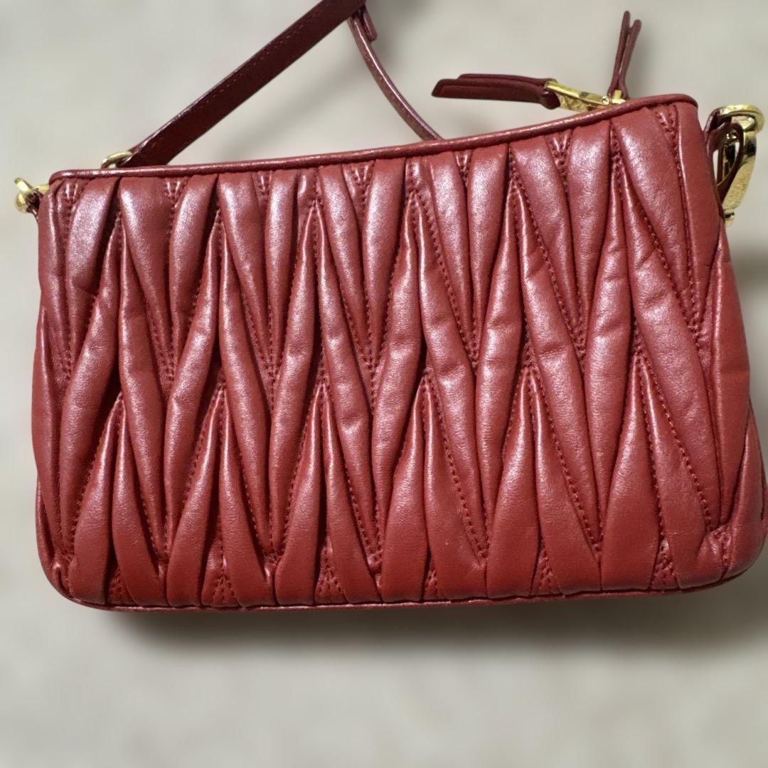 【 美品 正規品 】 miumiuマテラッセ ショルダーバッグ赤