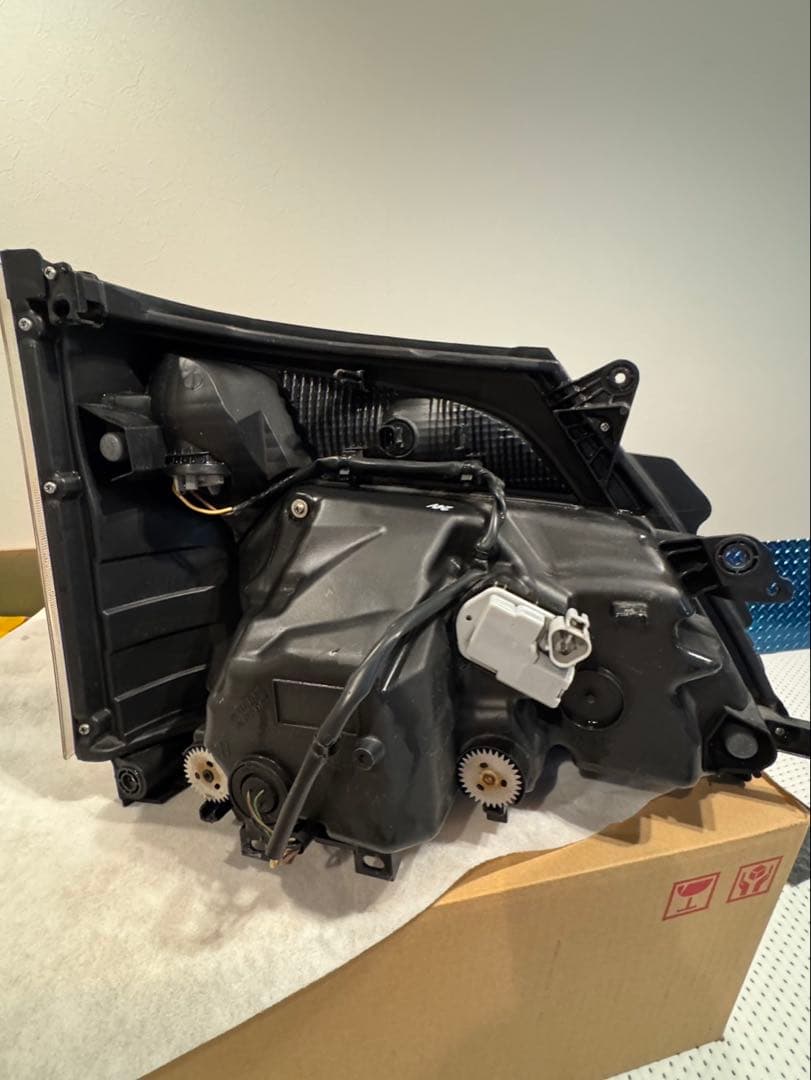 日野デュトロワイドキャブ　純正品　現行ヘッドライト