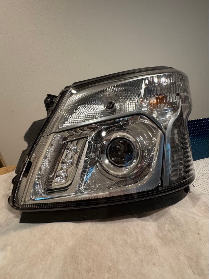 日野デュトロワイドキャブ　純正品　現行ヘッドライト